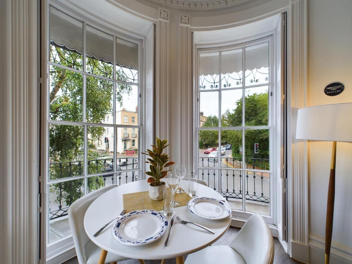 Belle Vue Regency King Size W Free Parking Apartment Cheltenham Bagian luar foto