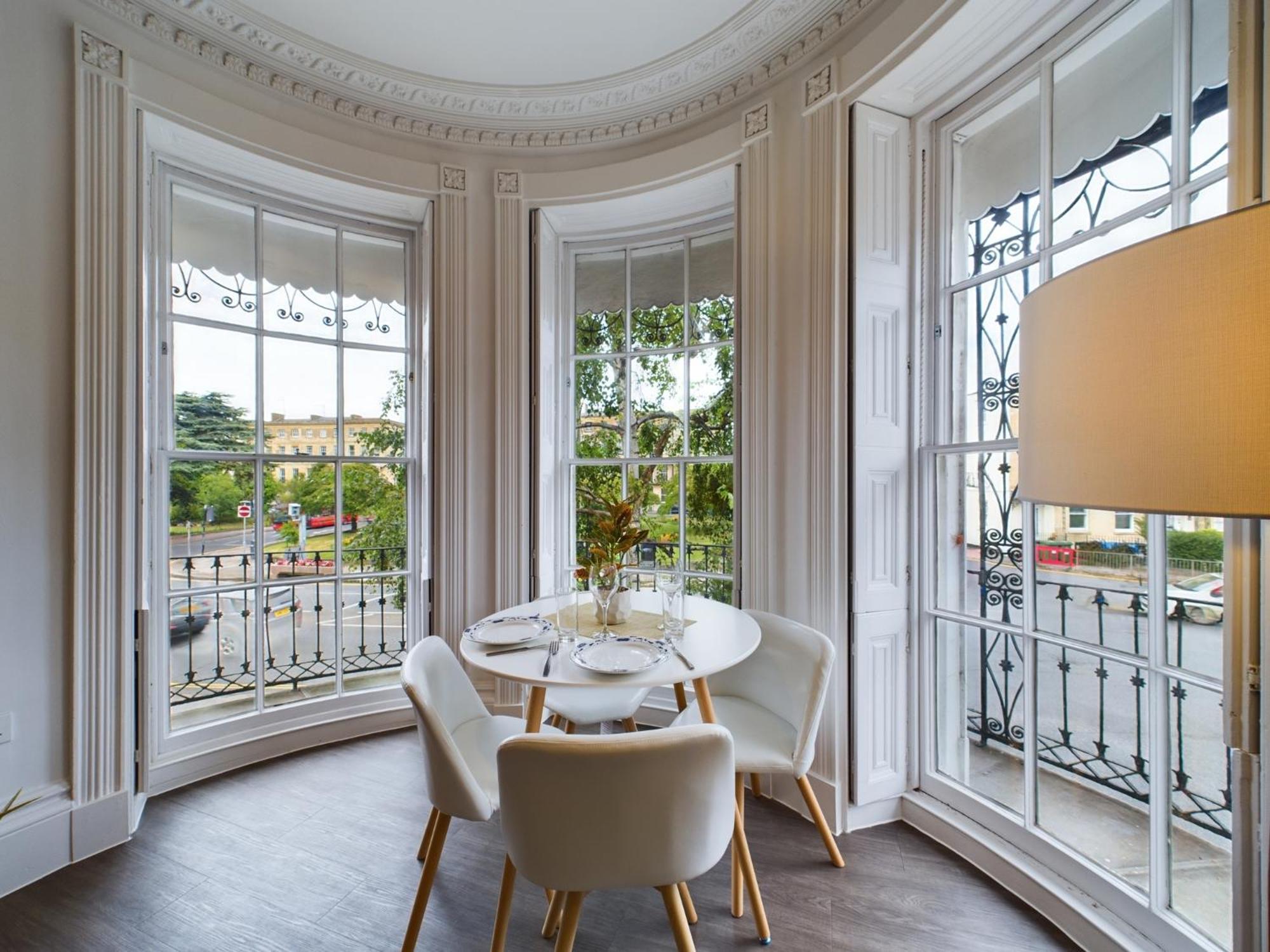 Belle Vue Regency King Size W Free Parking Apartment Cheltenham Bagian luar foto