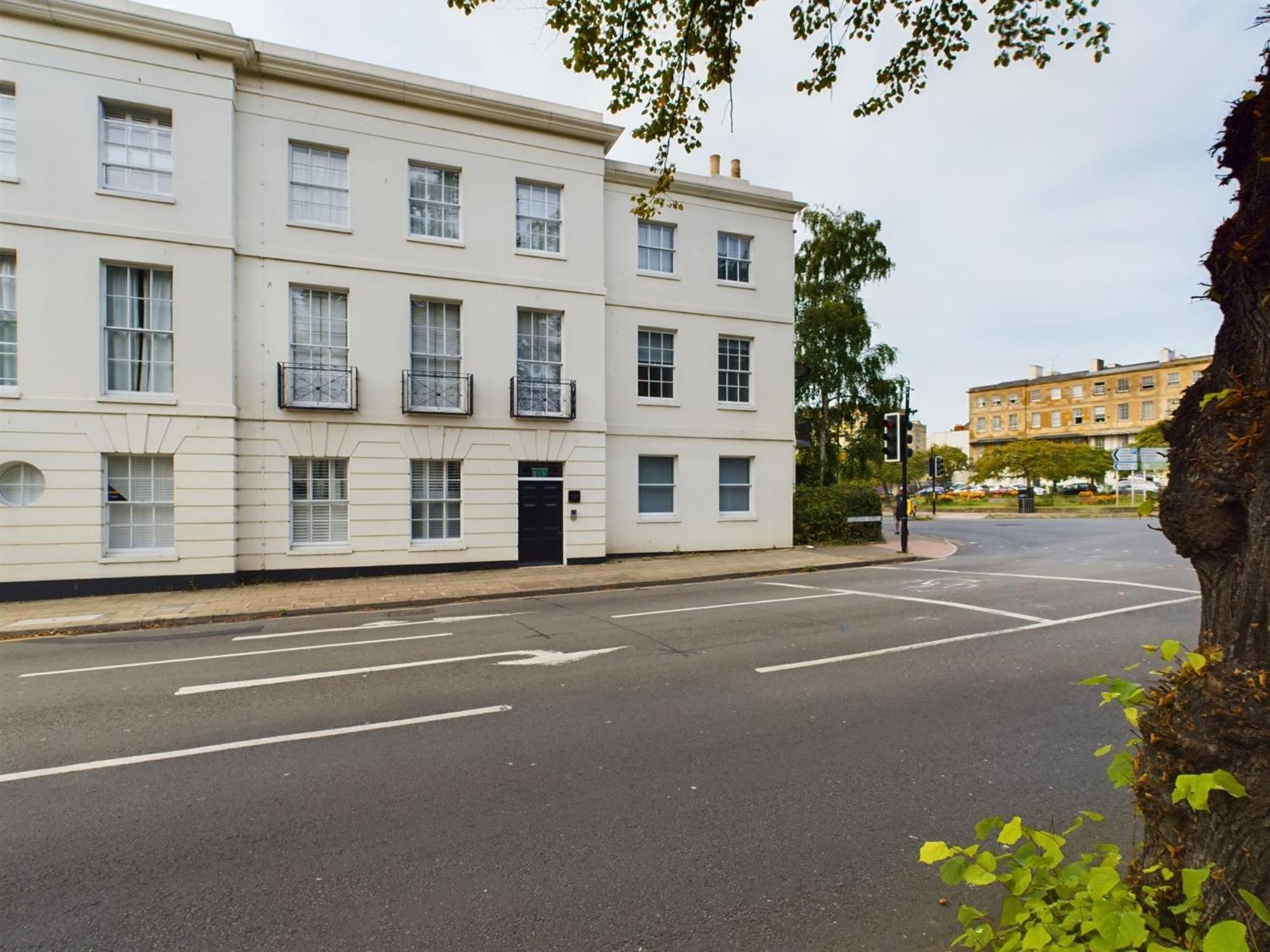 Belle Vue Regency King Size W Free Parking Apartment Cheltenham Bagian luar foto