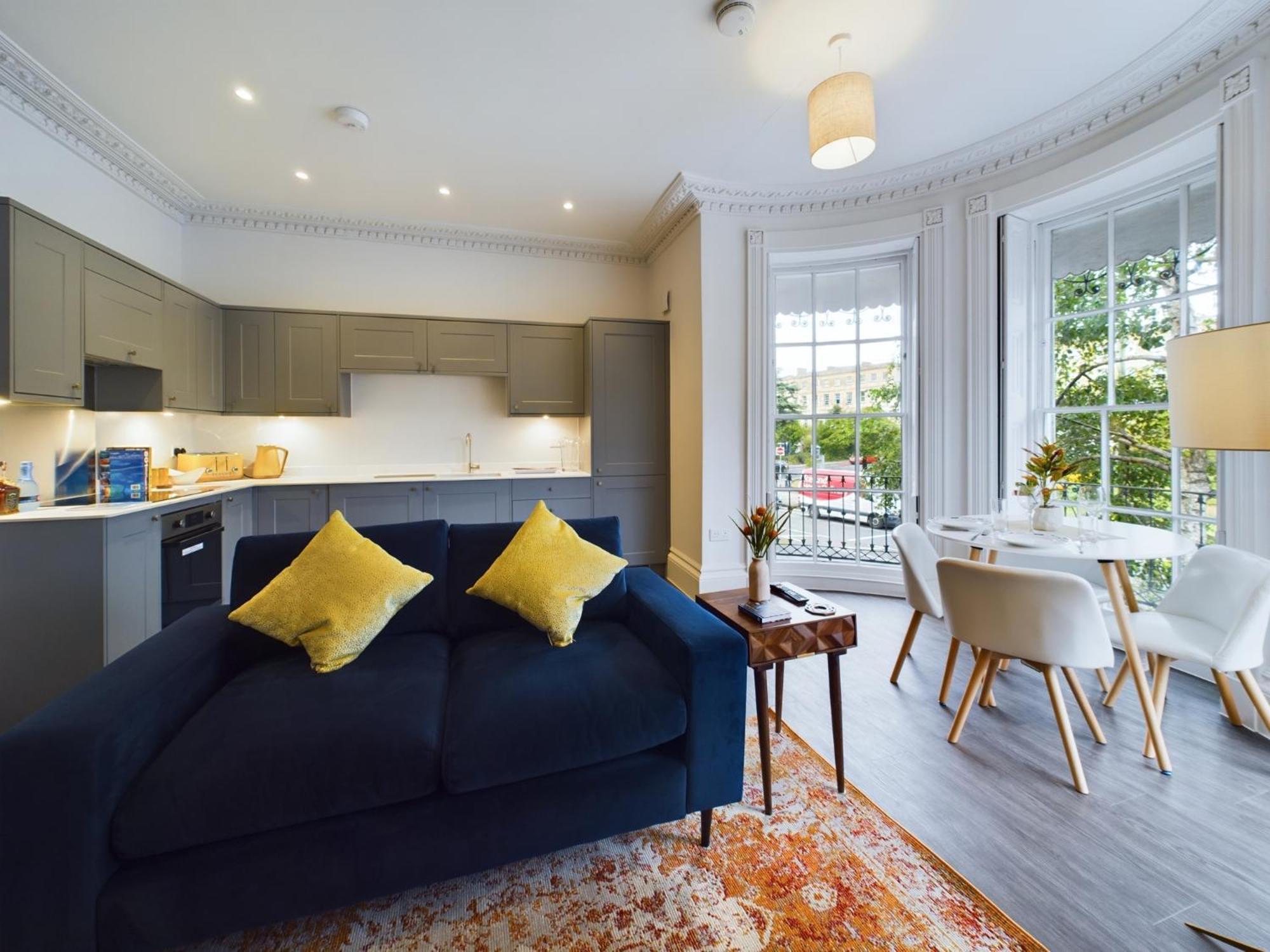 Belle Vue Regency King Size W Free Parking Apartment Cheltenham Bagian luar foto
